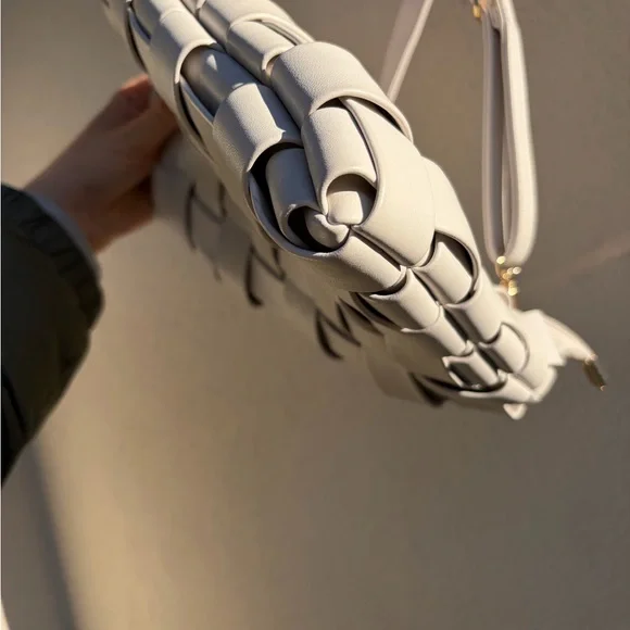 Elegant White Woven Shoulder Bag - Picture 11 of 16